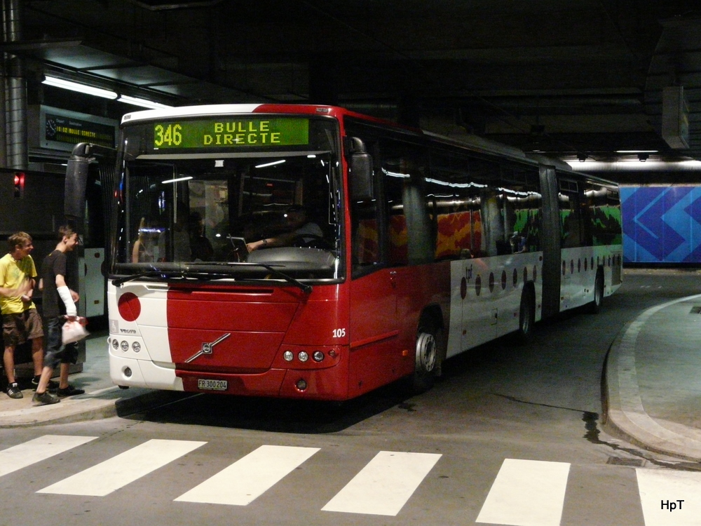 tpf - Volvo 8700 Nr.105 FR 300205 in den Unterirdischen Bushaltestellen im Bahnhof Fribourg am 09.04.2011