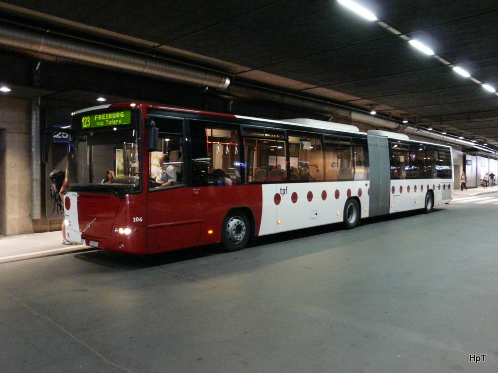 tpf - Volvo 8700 Nr.106 FR 300270 in den Unterirdischen Bushaltestellen im Bahnhof Fribourg am 09.04.2011