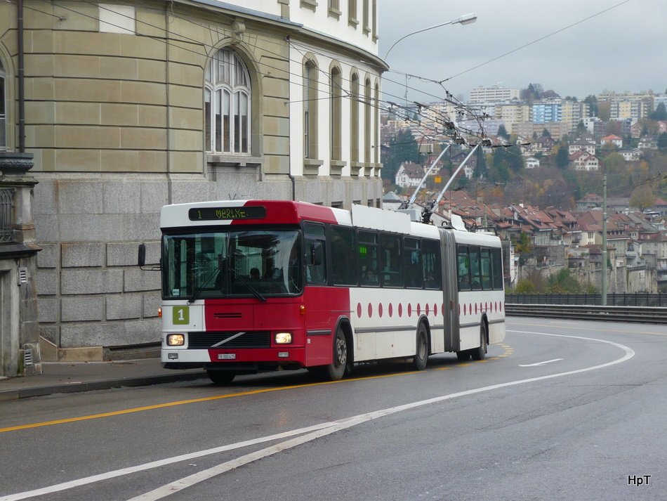 tpf - Volvo-Hess Trolleybus Nr.510  FR 300415 unterwegs auf der Linie 1 in der Stadt Fribourg am 09.11.2009