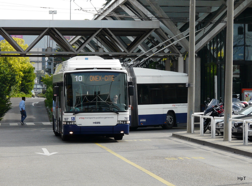 TPG - Hess-Swisstrolleybus BGGT-N2C Nr.787 unterwegs auf der Linie 10 bei der ausfahrt von der Haltestelle vor dem Flughafen in Genf am 07.05.2011

