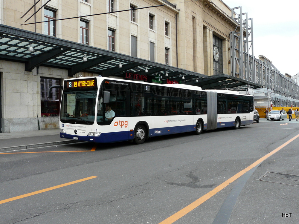 TPG - Mercedes Citaro  Nr.1121  GE  960871 unterwegs auf der Linie 8 vor dem Bahnhof in Genf am 08.04.2012