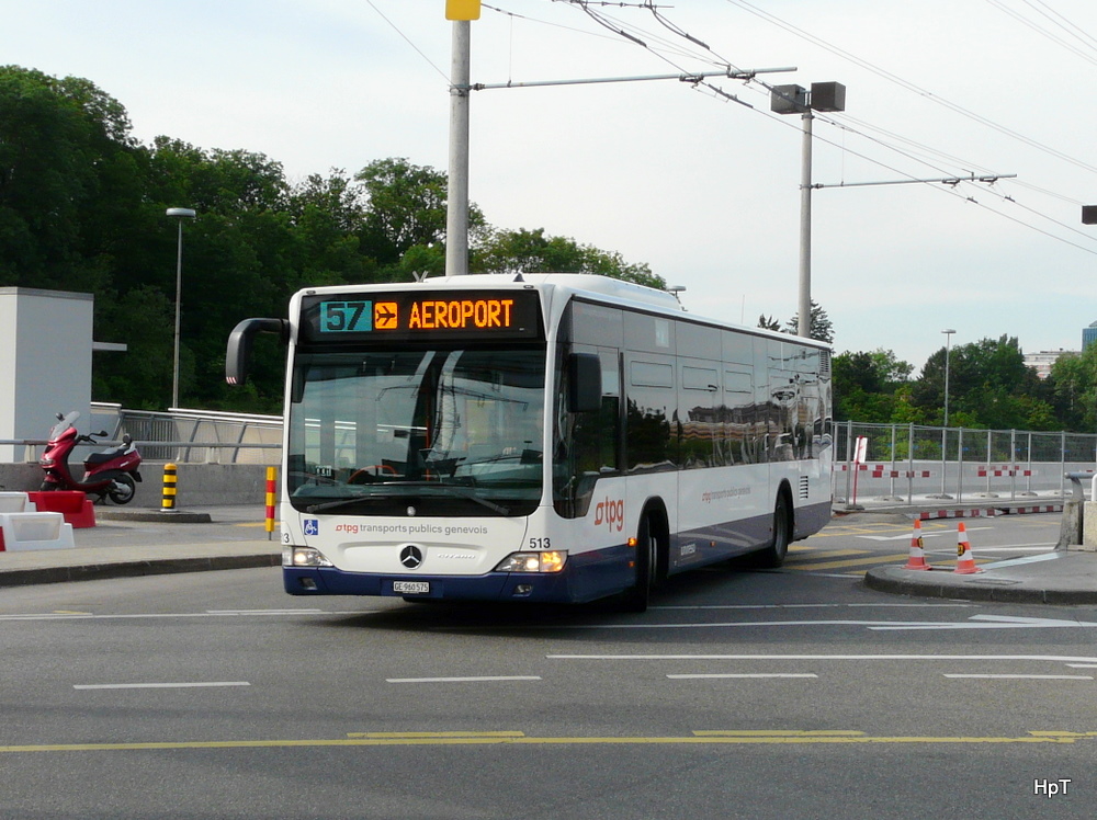 TPG - Mercedes Citaro Nr.513 GE 960575 unterwegs auf der Linie 57 bei der zufahrt zu der Haltestelle vor dem Flughafen in Genf am 07.05.2011