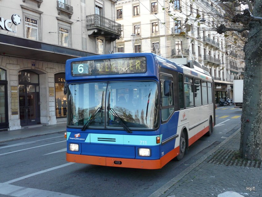 TPG - NAW-Hess-Siemens BGT 5-25 Nr.711 unterwegs auf der Linie 6 in der Stadt Genf am 11.12.2009