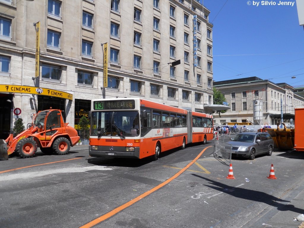 tpg Nr. 293 (Mercedes O405G) beim Gare CFF. Dank der Robustheit der  kommen die Mercedes O405G immer wieder zum Einsatz, im Moment sind sie mit dem Tramersatz beschftigt.