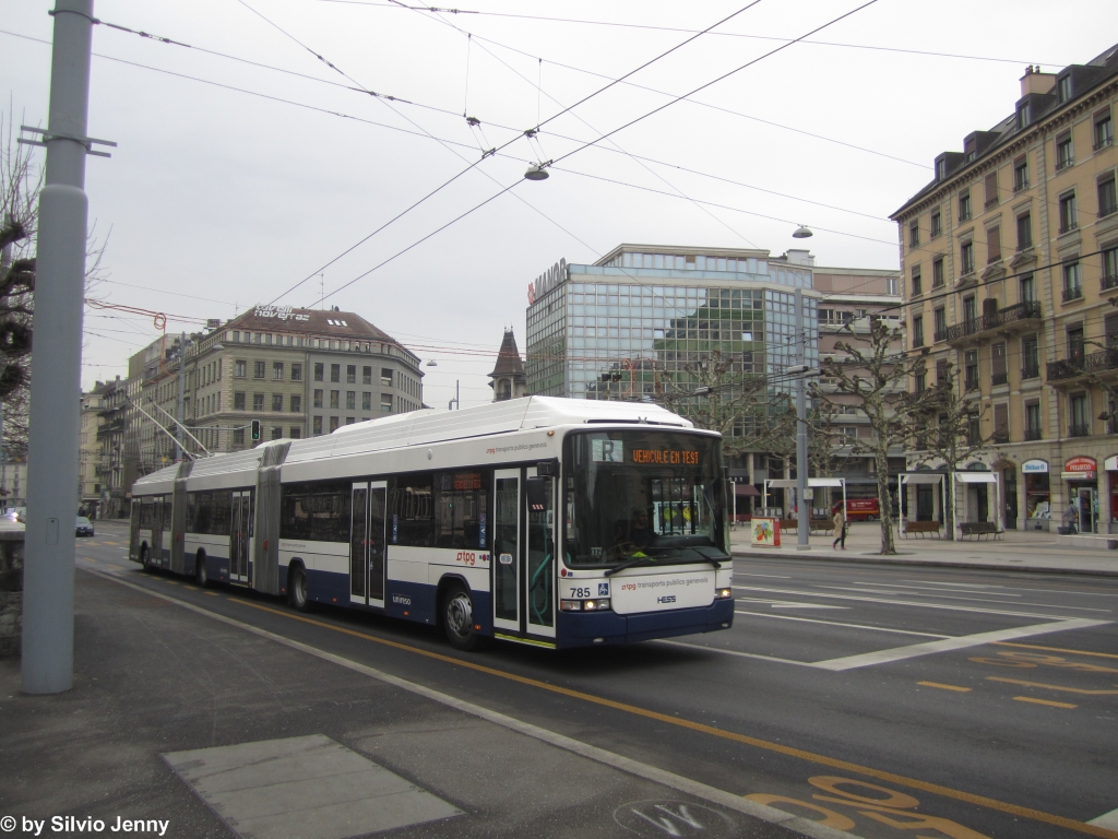 tpg Nr. 785 (Hess Lightram 3 BGGT-N2C) am 7.3.2013 in Genève, 22-Cantons auf einer Probefahrt.