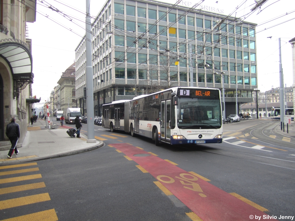 tpg/GEMBus Nr. 974 (Mercedes CitaroII O530G) am 7.3.2013 in Genve, Bel-Air. Einige Subunternehmer die fr die tpg fahren, haben ihre Fahrzeuge in Frankreich eingelst. Damit kommen an den Citaros auch diese komischen Spiegel zur Anwendung.