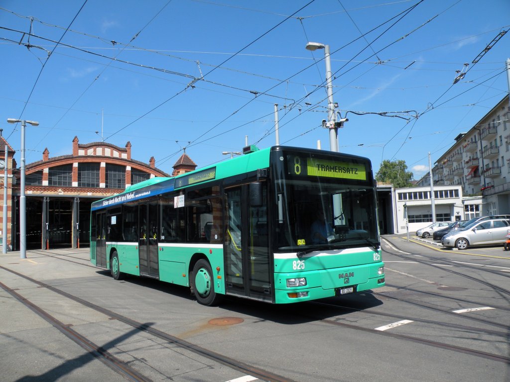 Tramersatz auf der Linie 8. MAN Bus mit der Betriebsnummer 825 wartet auf dem Hof des Depots Wiesenplatz auf seine nächste Abfahrtszeit. Die Aufnahme stammt vom 01.07.2013.
