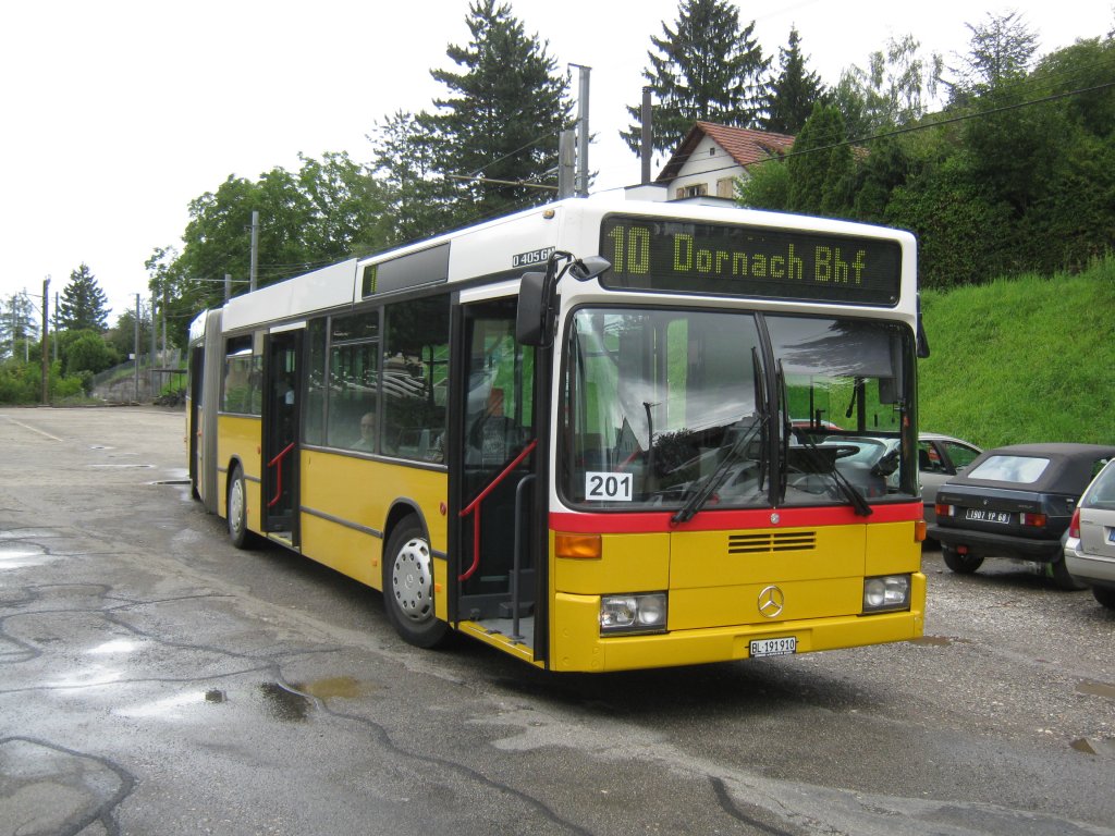 Tramersatz der BLT Linie 10 Ettingen-Rodersdorf: Im Bild ein O405GN (ex. AAGL) der fr die Dauer der Bauarbeiten gemietet wurde. Diesem Bus wurden nachtrglich die Klimaanlagen ausgebaut. Rodersdorf, 13.07.2011.