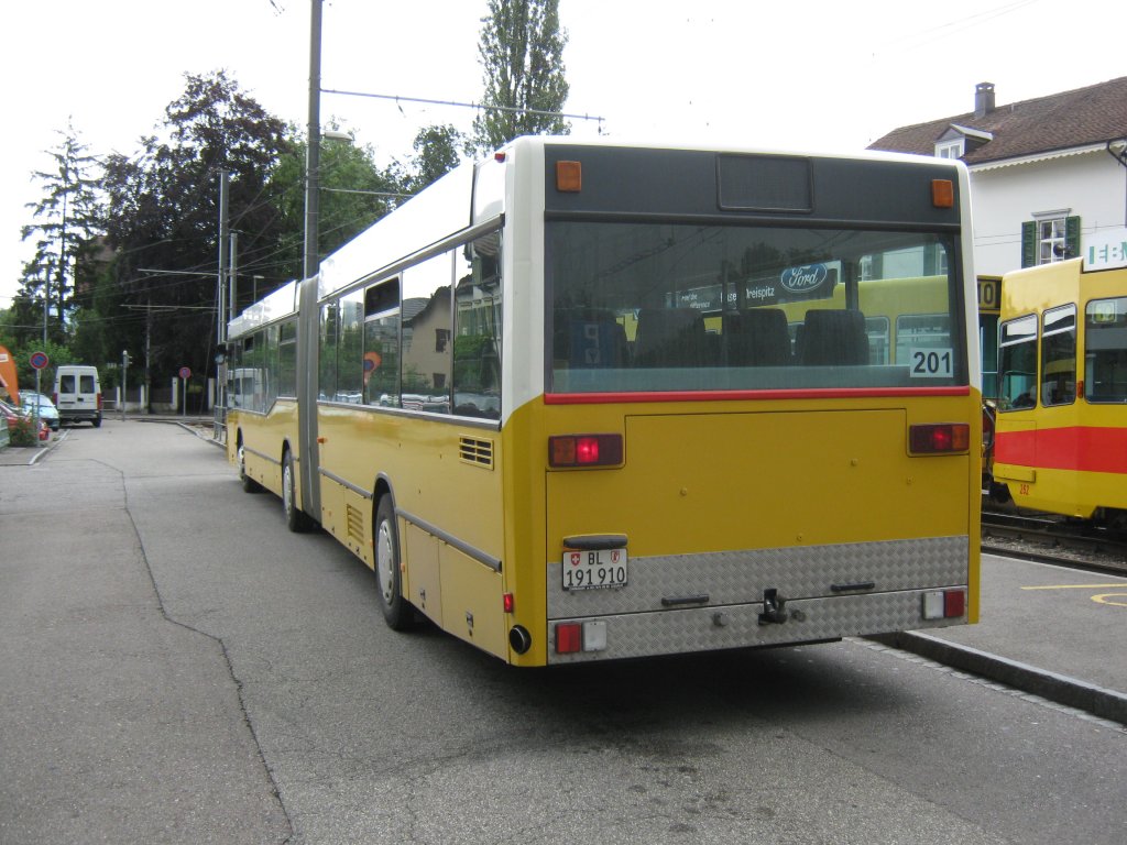 Tramersatz der BLT Linie 10 Ettingen-Rodersdorf: Im Bild ein O405GN (ex. AAGL) der fr die Dauer der Bauarbeiten gemietet wurde. Diesem Bus wurden nachtrglich die Klimaanlagen ausgebaut. Ettingen, 13.07.2011.