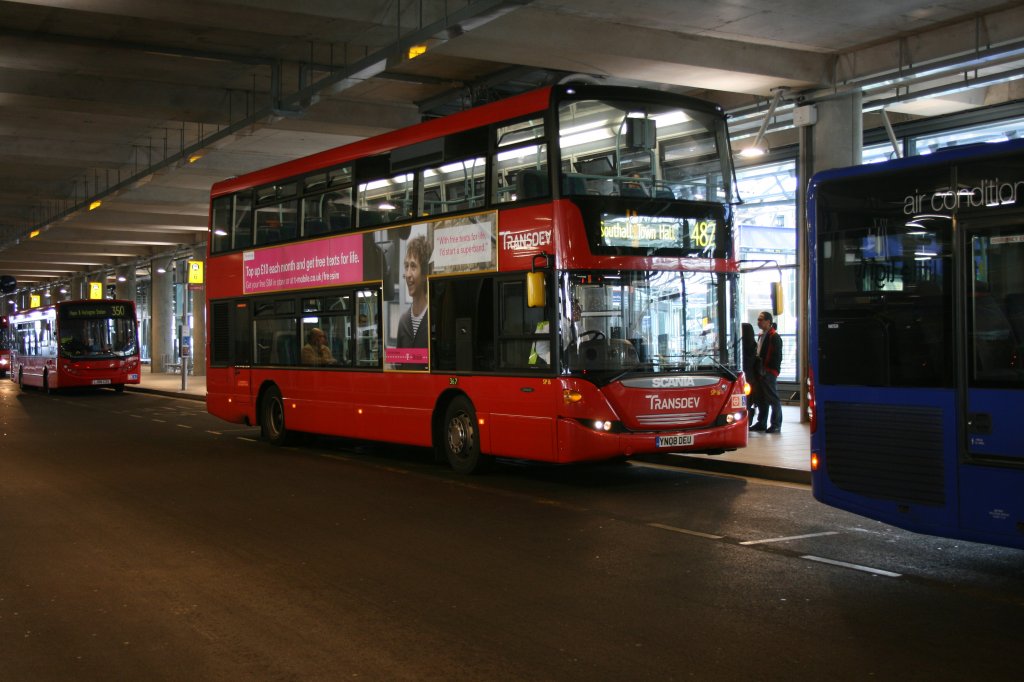 Transdev London United Nr. SP16 (YN08DEU, Scania N230UD, 2008) am 8.10.2009 in Heathrow, Terminal 5. 