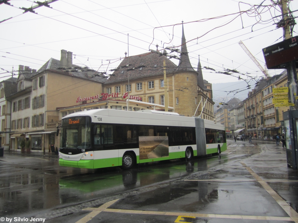 transN Nr. 138 (Hess Swisstrolley 3 BGT-N2C) am 8.3.2013 in Neuchtel, Place Pury. 2012 wurde endlich die Fusion der beiden Unternehmen trn und tn vollzogen und dabei ein neuer Namen fr das Unternehmen kreiiert. transN, heisst das neue Unternehmen, wobei sichtbar wird, dass hierzu wohl keine Deutsch-Schweizer-Hilfe beigezogen wurde... 