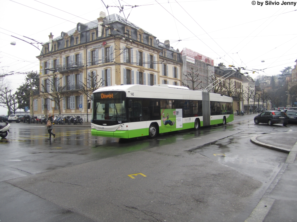 transN Nr. 143 (Hess Swisstrolley 3 BGT-N2C) am 8.3.2013 in Neuchtel, Place Pury. In Neuenburg konnte ich keine Chauffeuren-Ablsung auf dem Fahrzeug beobachten, sondern die Chauffeuren wurden samt Fahrzeug ausgewechselt, was zahlreiche Dienstfahrten zur Folge hatte.