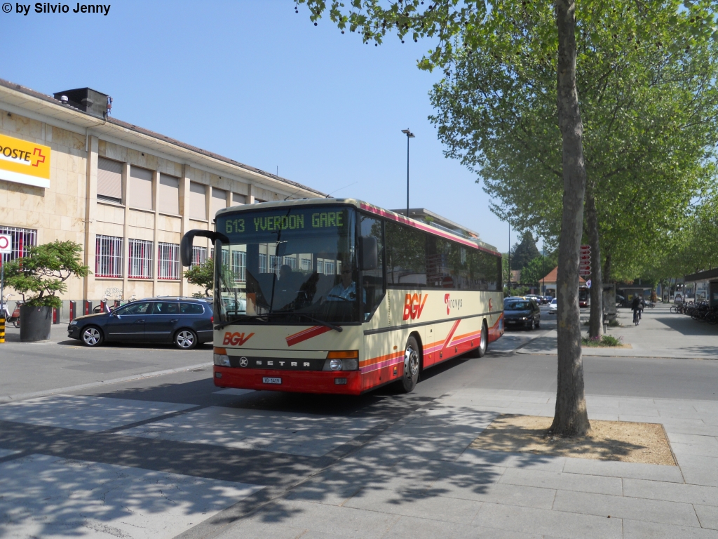 Travys VD 1419 (Setra S315UL) am 26.4.2011 beim Bhf. Yverdon-les-Bains. Er fhrt bis auf weiteres im alten BGV-Anstrich.