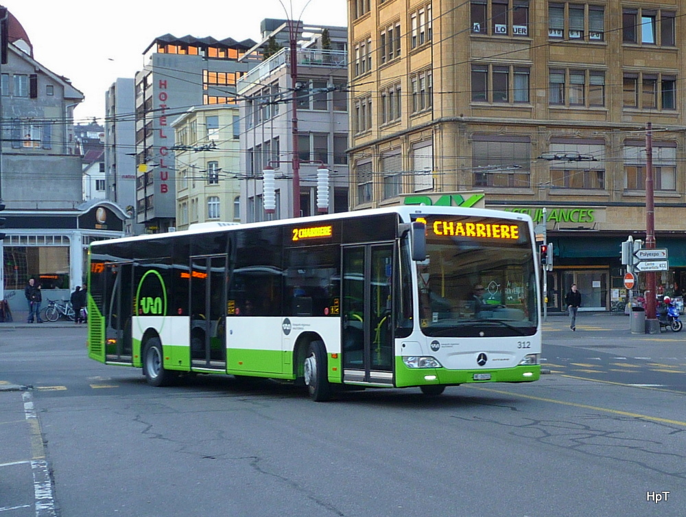 trn La Chaux de Fonds - Mercedes Citaro Nr.312 NE 26212 unterwegs beim Bahnhof von La Chaux de Fonds im Abendlicht am 22.03.2011
