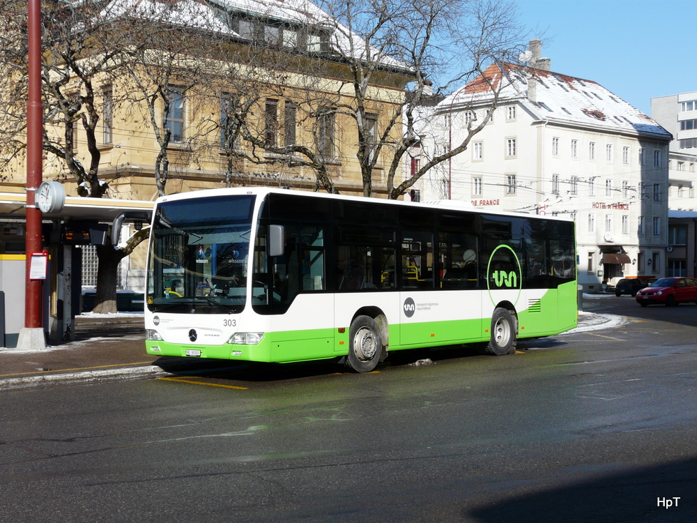 trn - Mercedes Citaro  Nr.303  NE 90303 bei den Haltestellen vor dem Bahnhof In La Chaux de Fonds am 12.02.2012