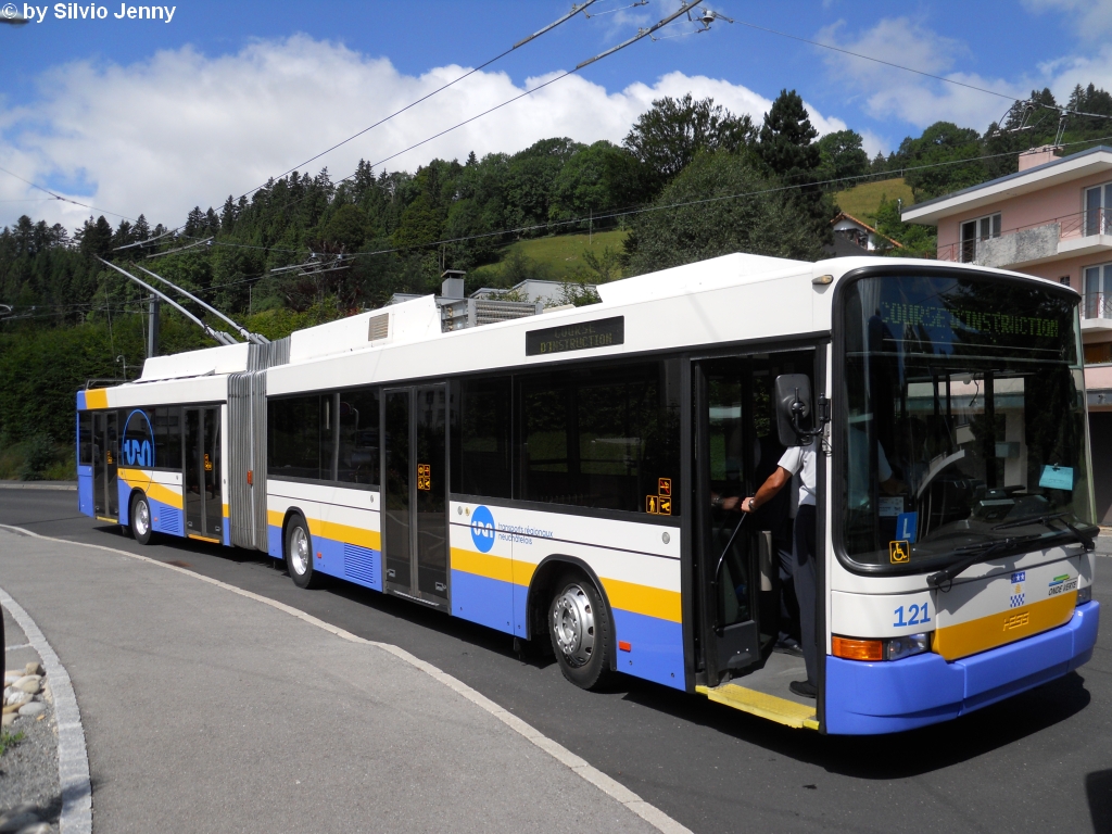 trn Nr. 121 (Hess Swisstrolley 2 BGT-N) am 27.7.2010 in La-Chaux-de-Fonds, Recorne, im Einsatz als Fahrschulwagen.