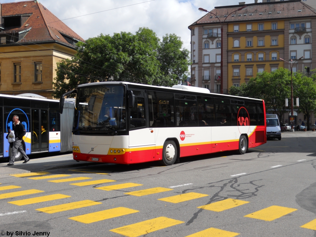 trn Nr. 272 (Volvo 8700LE) am 27.7.2010 beim Bhf. La-Chaux-de-Fonds auf der Linie 60 nach Le Locle, die einen 15 Minuten Takt hat.