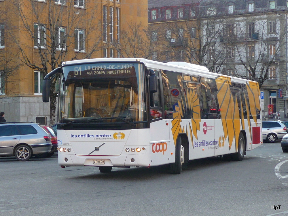 trn berland - Volvo 8700  Nr.271  NE 114471 mit Werbung unterwegs beim Bahnhof von La Chaux de Fonds am 22.03.2011