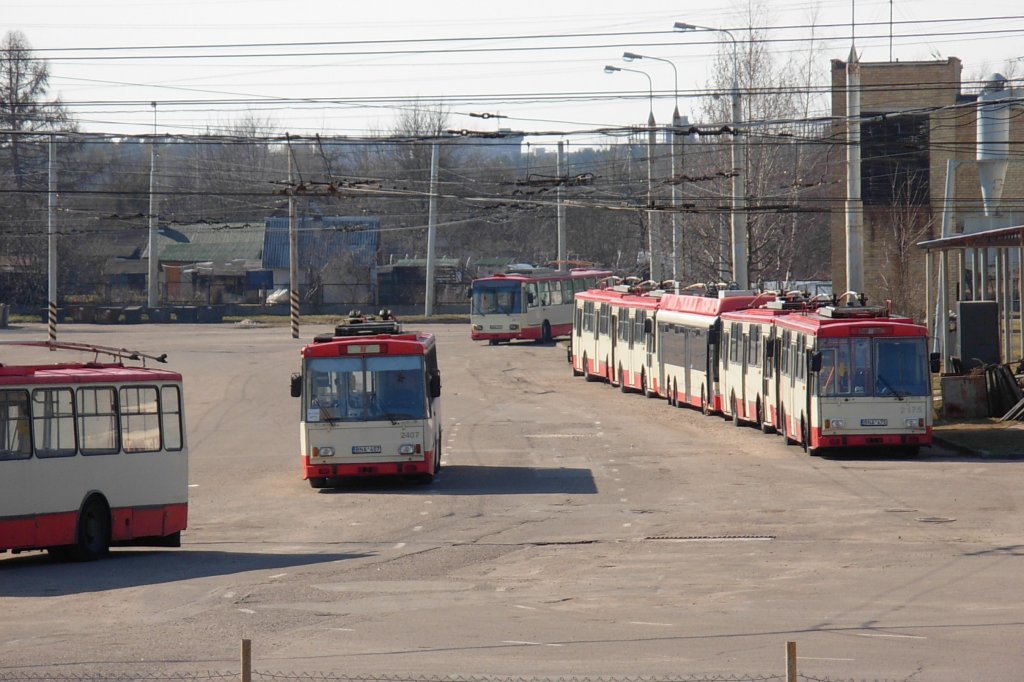 Trolleybus depot # 1, Viele ¦koda 14Tr und Solaris Trollino 15, UAB Vilniaus vie¨asis transportas, 11.04.20012 Vilnius