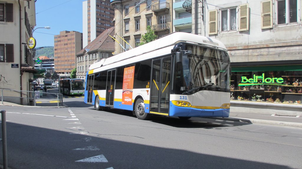 Trollino Nr. 131 am 25.5.2012 kurz nach der Haltestelle Grande-Fontaine auf der Linie 2 nach Charriere. Immerhin waren noch 2 von 3 Trollino 12 im Fahrdienst.