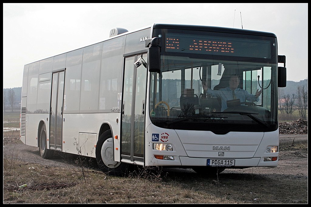 Trotz Gegenlicht weil der Busfahrer frhlich mitgemacht hat und sogar extra angehalten hat. Ein Danke und Gru falls er das Bild hier entdeckt (Fa. Gnter Anger GmbH & Co.KG, gesehen Nuthetal-Saarmund 23.03.2010)