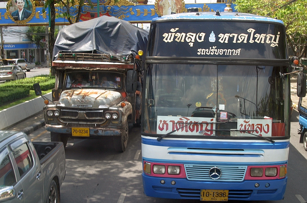 berlandbus, Marke MB, steckt am 27.Oktober 2009 im Stau in Hat Yai(Thailand).