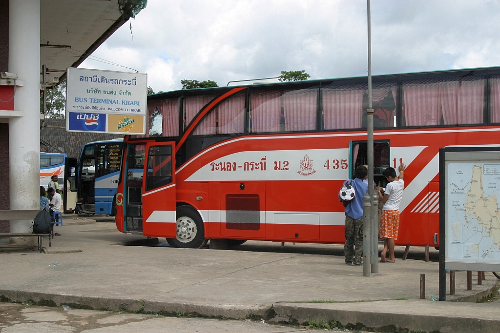 berlandbus mit Nr. 435-11 am 06.Juni 2007 im Bus-Terminal von Krabi(Thailand).