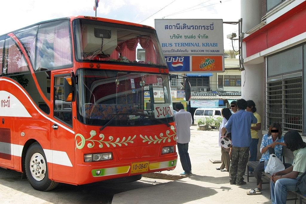 berlandbus mit Nr. 435-11 am 06.Juni 2007 im Bus-Terminal von Krabi(Thailand).