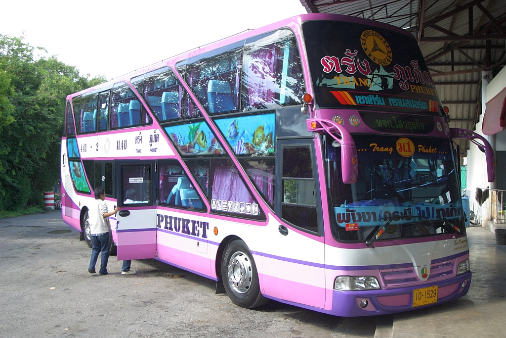 berlandbus mit Nr. 441-2 am 07.Juni 2007 im Bus-Terminal von Trang(Thailand).