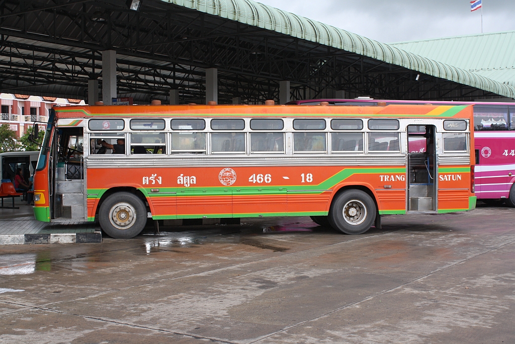 berlandbus mit Nr. 466-18 am 25.Aug. 2011 im neuem Bus-Terminal von Trang.