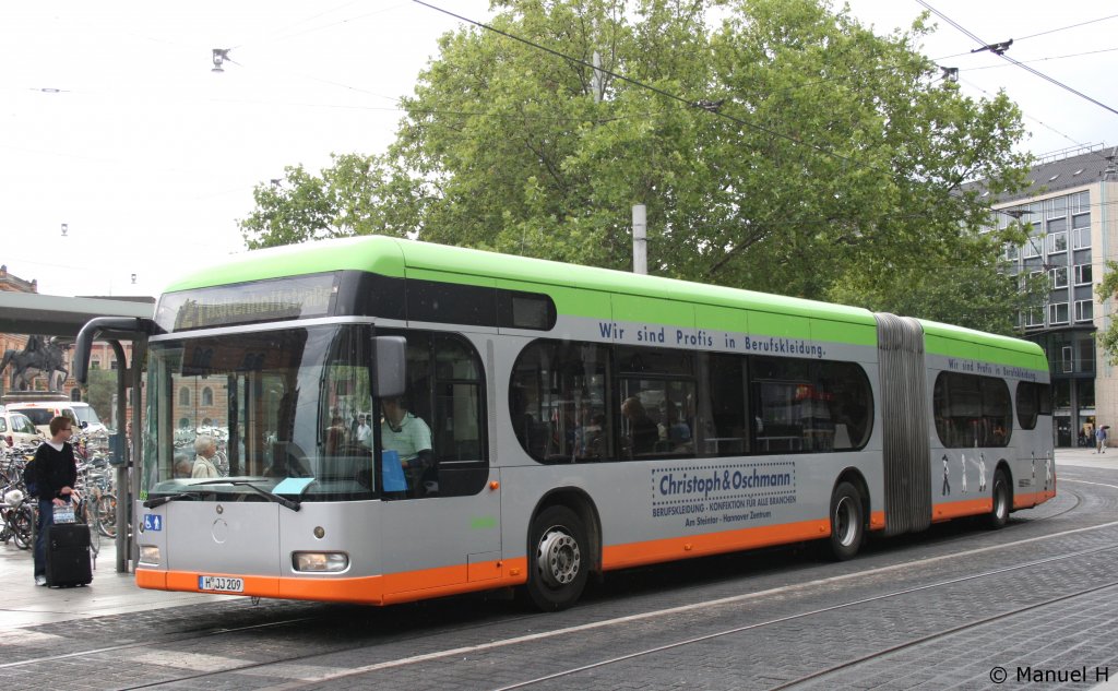 stra 8209 (H JJ 209) macht Werbung fr Christoph und Oschmann.
Hannover HBF, 16.8.2010.