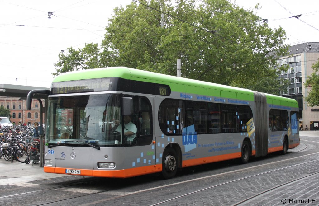 stra 8220 (H KX 220).
Der Bus wirbt fr DAA.
Hannover HBF, 16.8.2010.