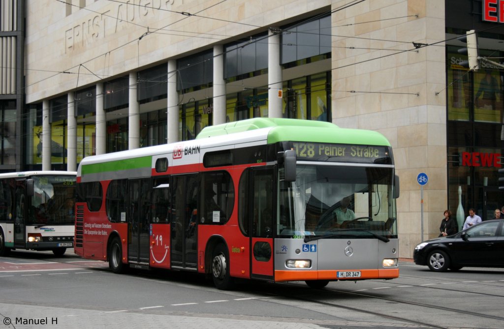 stra 9347 (H DR 347) am 16.8.2010 vor den HBF Hannover.
Der Bus wirbt fr Die Deutsche Bahn.