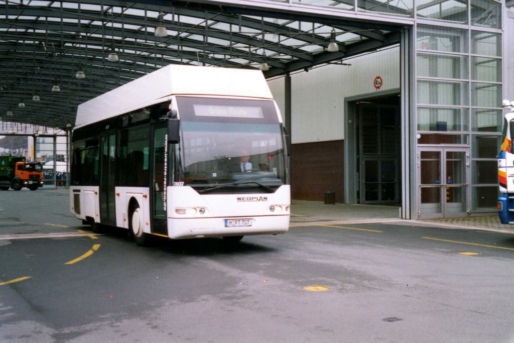 stra Reisen 7407, ein Neoplan N4407, aufgenommen als Shuttelbus auf der IAA 2002 in Hannover.