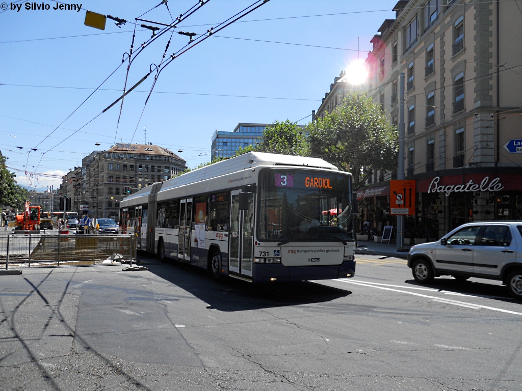 Umfangreiche Bauarbeiten rund um den Bahnhof Genf sorgen acuh dafr, dass die Linie 3 umgeleitet werden muss, und die Trolleybusse einen kurzen Weg mit dem Hilfsmotor zurcklegen mssen, kein Problem fr 95kW starken Hilfsmotoren, hier Wagen 761 bei der Haltestelle 22 Cantons.