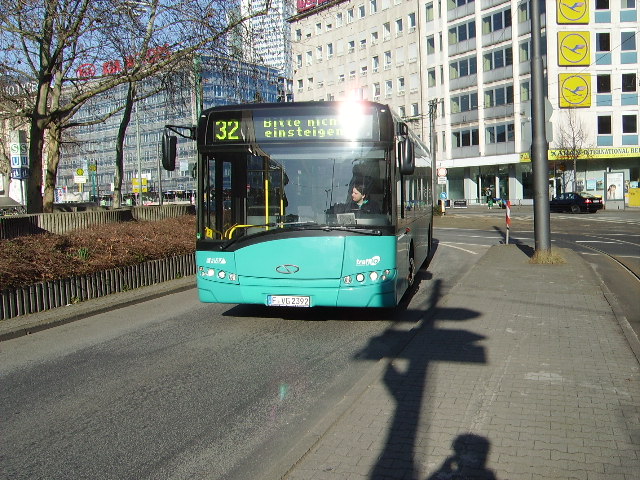 Und nochmal ein Solaris Urbino der VGF in Frankfurt am Main Hbf am 07.03.11