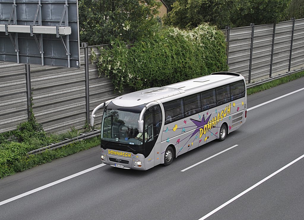 Unkannter MAN Reisebus, auf der A2 bei Lehrte, am 21.07.2011.