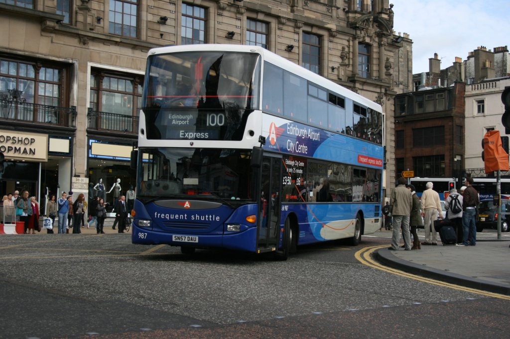 Unter der Marke  Airlink  fhrt Lothian mit Scania N94UD-Bussen zwischen der Stadt und dem Flughafen Edinburgh. Wagen 987 (2007) ist am 5.10.2009 unterwegs beim Bahnhof Waverly Street. 