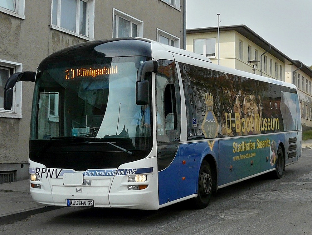 Unterwegs vom Bahnhof Sassnitz zum Knigsstuhl ist dieser MAN Bus, mit der Werbung fr das U-Bootmuseum im Hafen von Sassnitz. 26.09.11