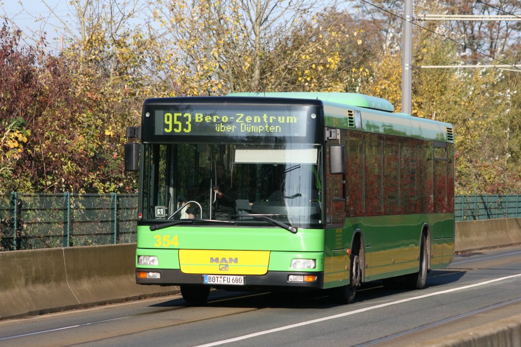 Urban Reisen 354 (BOT FU 680) mit der Linie 953 zum Bero Zentrum Oberhausen.
3.11.2009
