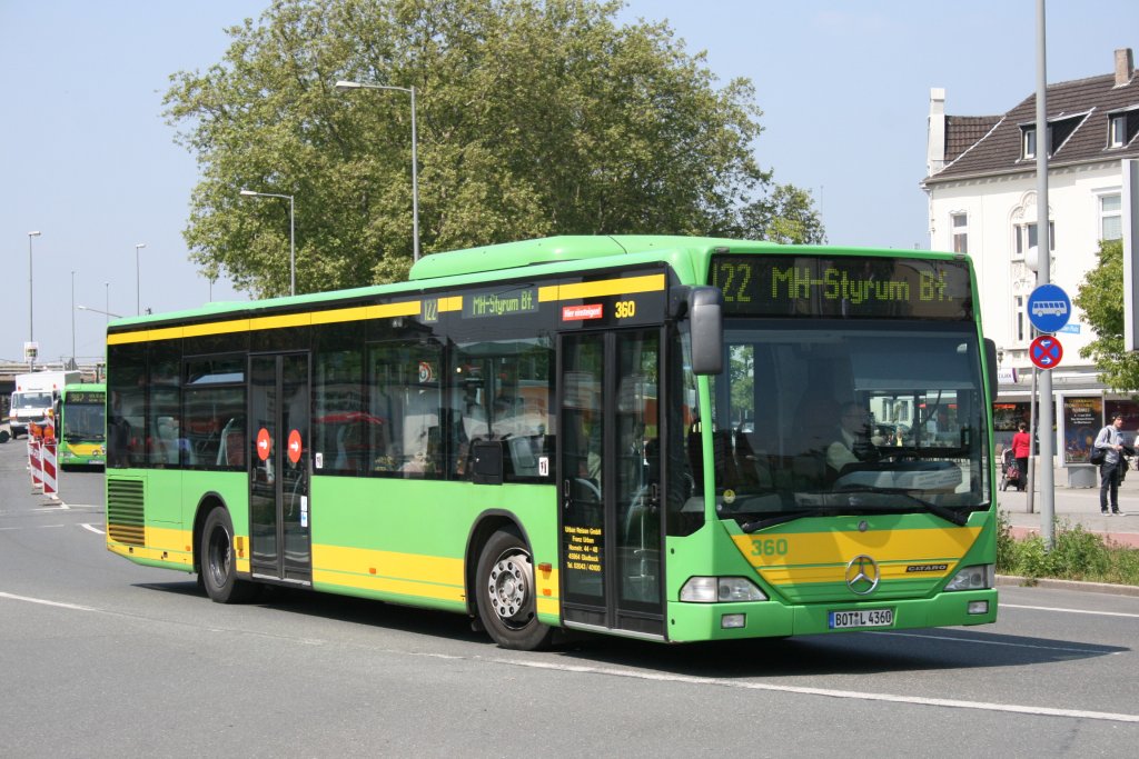 Urban Reisen 360 (BOT L 4360) fhrt im Auftrag der STO mehrer Linie in Oberhausen.
Aufgenommen am Bahnhof Oberhausen Sterkrade.
20.5.2010