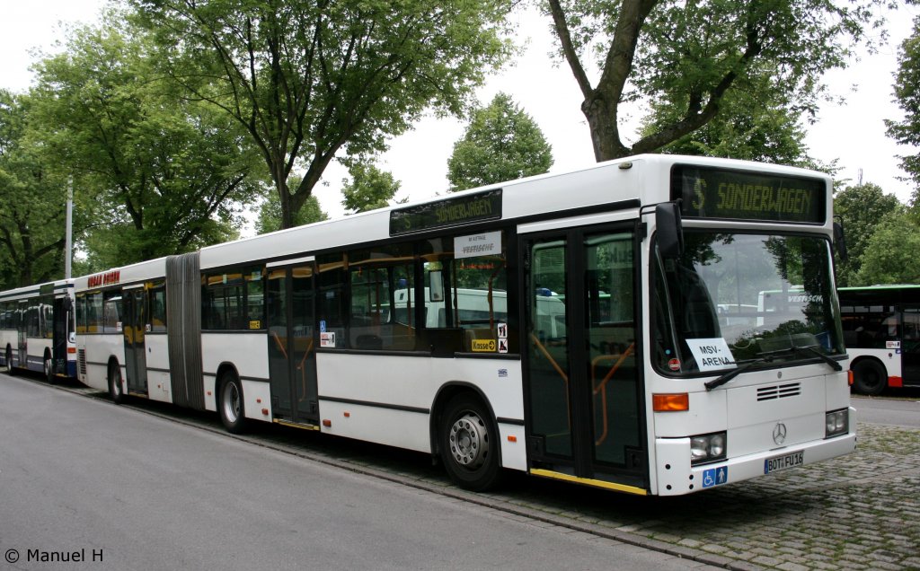 Urban Reisen (BOT FU 16).
Dieser Bus fhrt eigentlich im Auftrag der Vestischen im Liniendienst.
Am 31.7.2010 wurden aber Sonderfahrten zur MSV Arena nach Duisburg gefahren.
Dieser Bus war mal bei der STOAG zuhause.