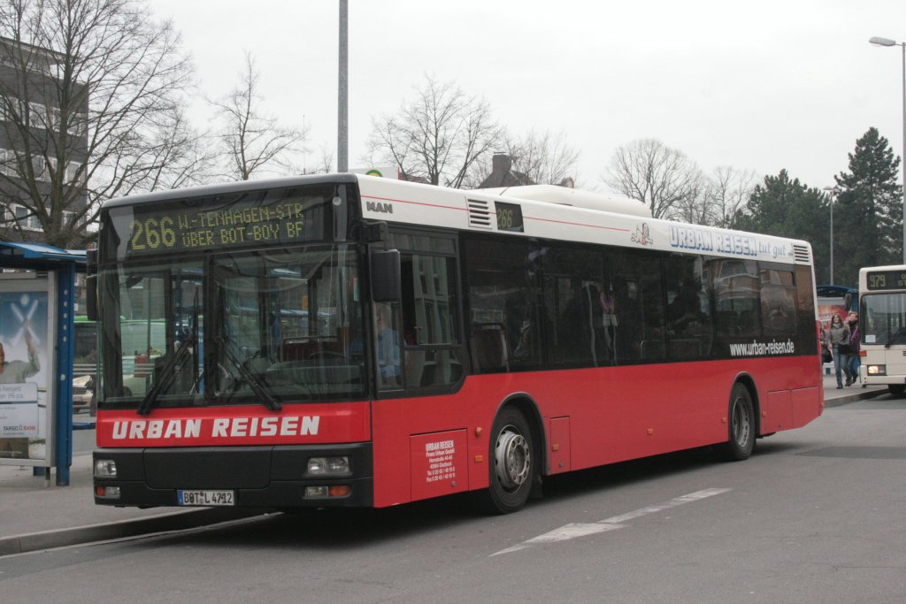 Urban Reisen (BOT L 4712) mit der Linie 266.
Aufgenommen am ZOB Bottrop Pferdemarkt,12.3.2010.