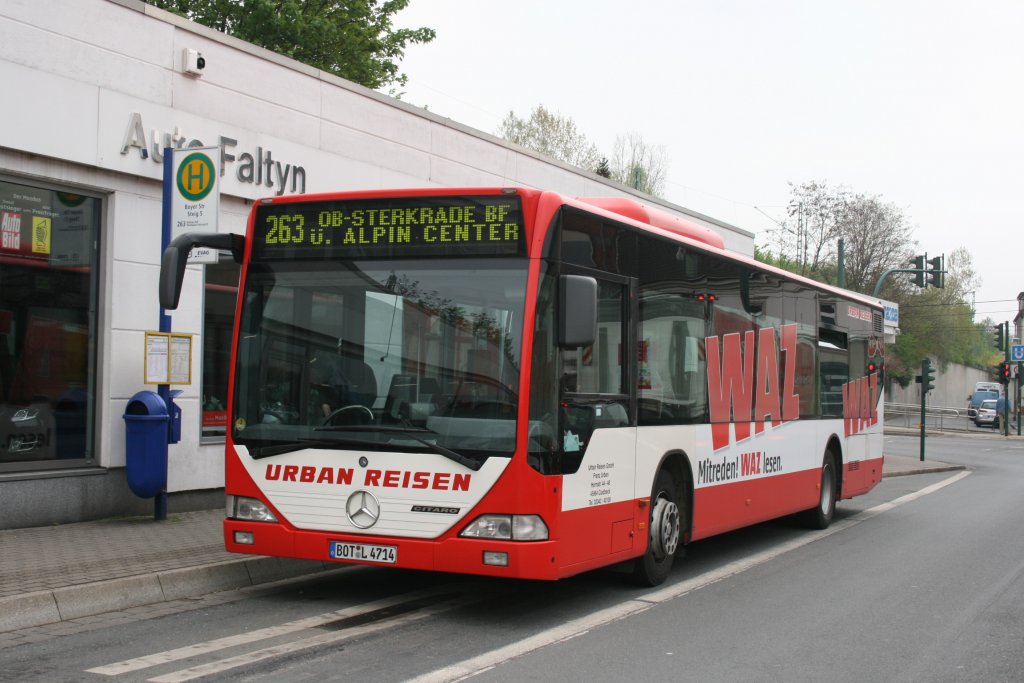 Urban Reisen (BOT L 4714) macht Werbung fr die WAZ.
Hier steht der Bus an der Boyerstr. mit der Linie 263.
26.4.2010