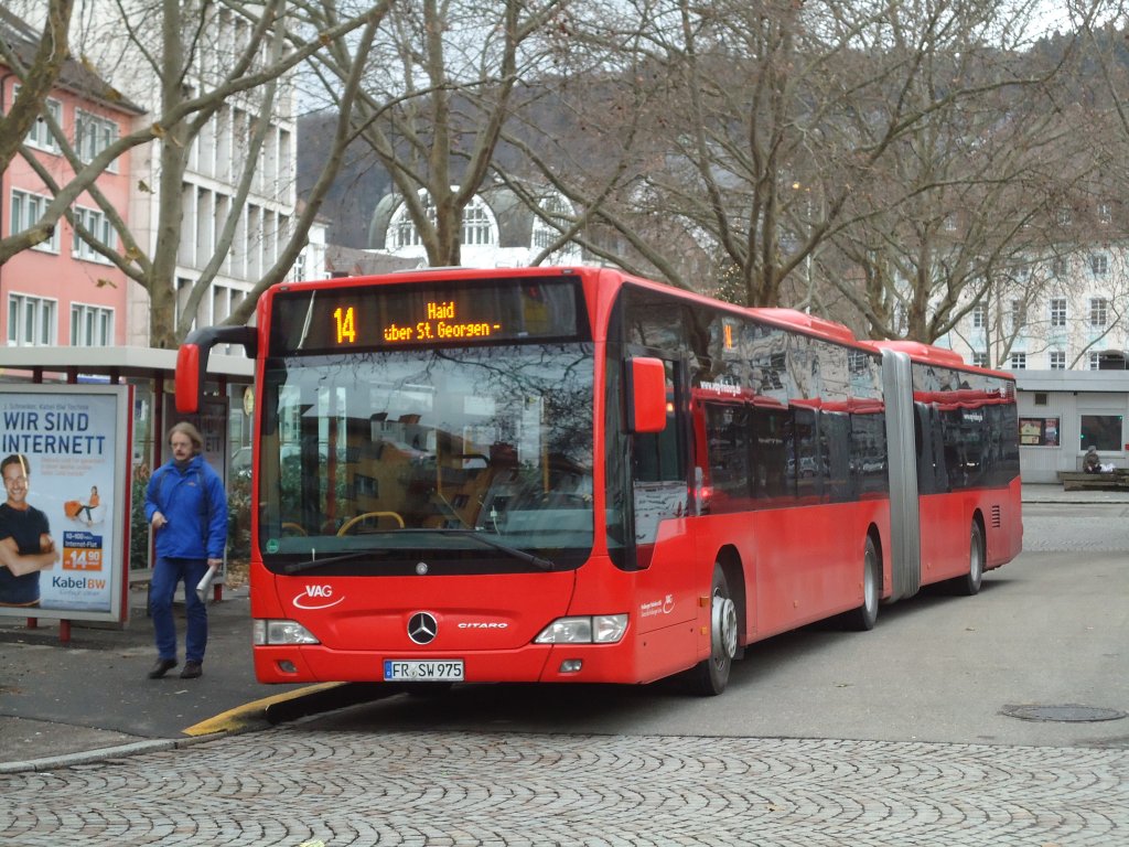 VAG Freiburg Nr. 975/FR-SW 975 Mercedes Citaro am 11. Dezember 2010 Freiburg, Siegesdenkmal