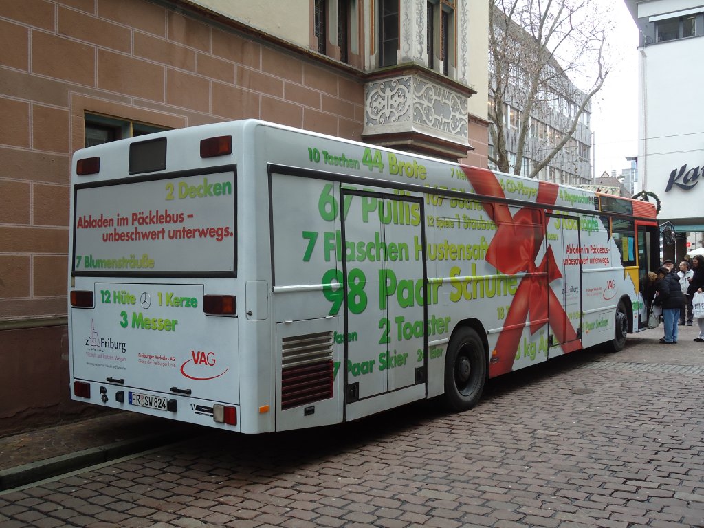 VAG Freiburg (Päcklebus) Nr. 824/FR-SW 824 Mercedes O 405N am 11. Dezember 2010 Freiburg, Engelstrasse