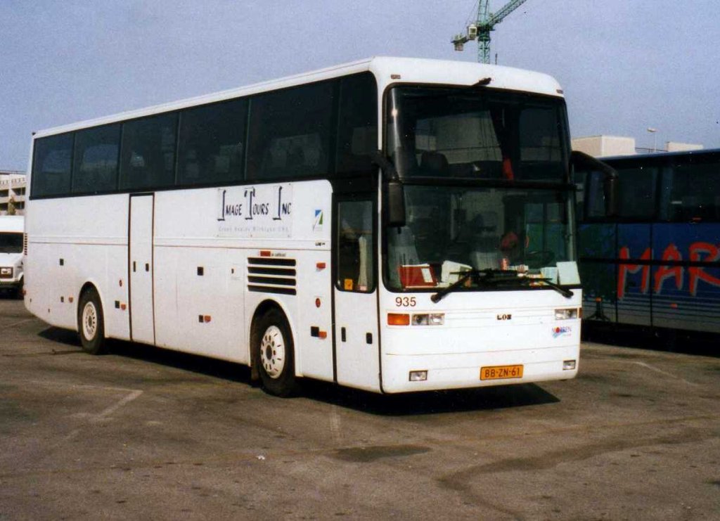 Van Hool / EOS T815 Acron, aufgenommen im Mrz 1997 auf dem Busparkplatz in Venedig.