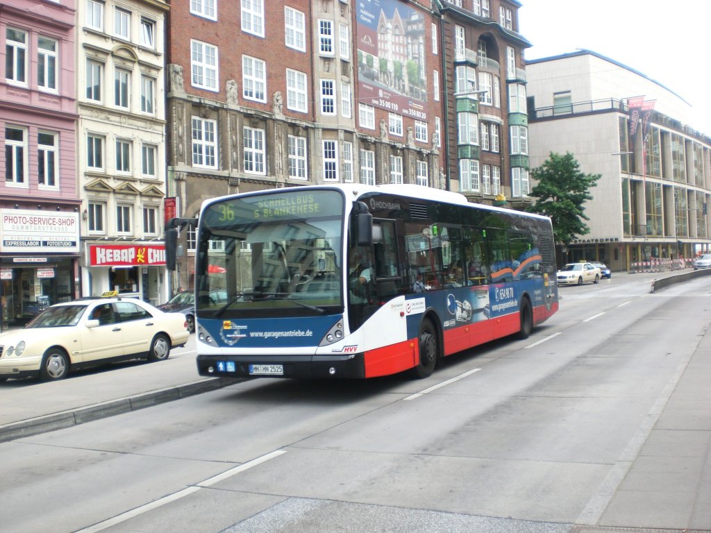 Van Hool A 300-Reihe auf der Linie 36 nach S-Bahnhof Blankenese am U-Bahnhof Stephansplatz.