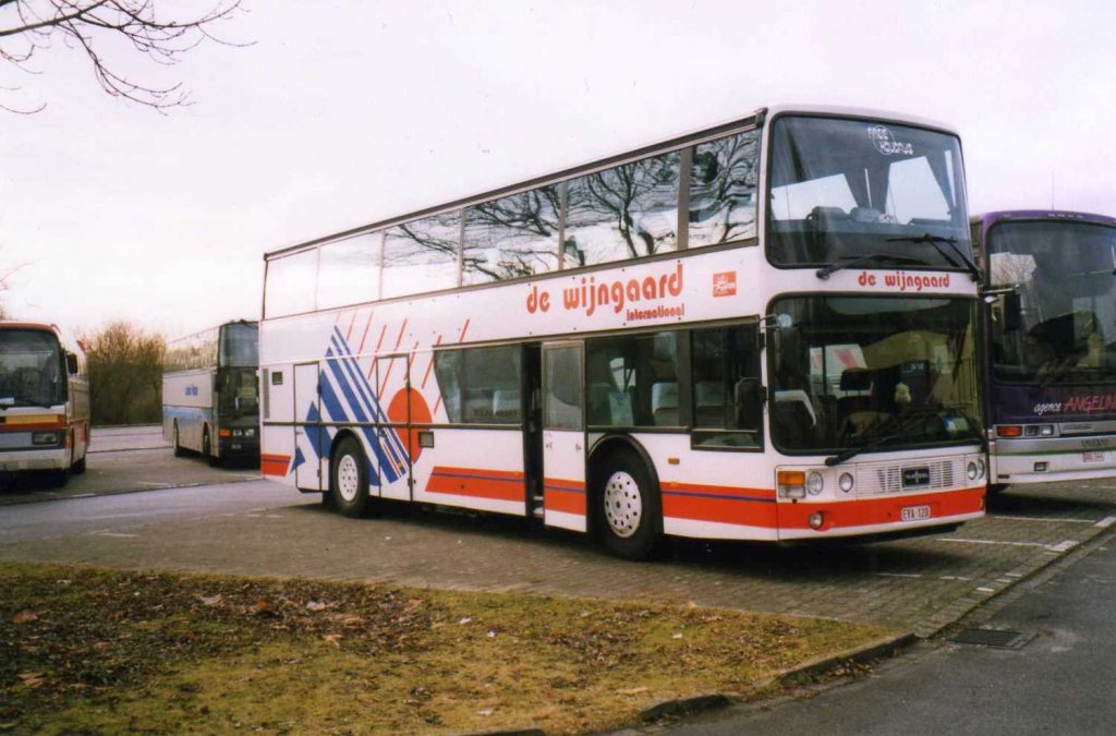 Van Hool Acron T816, aufgenommen im Dezember 1997 auf dem Parkplatz der Westfalenhallen in Dortmund.