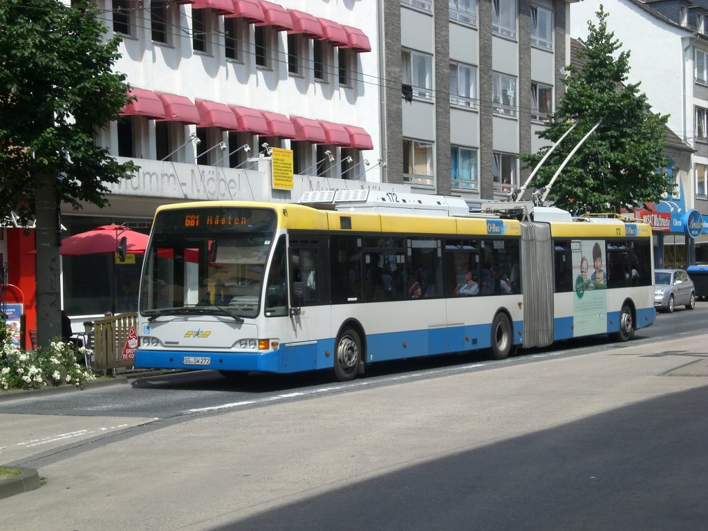 Van Hool AG 300 T auf der Linie 681 nach Hsten an der Haltestelle Solingen Mhlenplatz.(4.7.2012)
 
